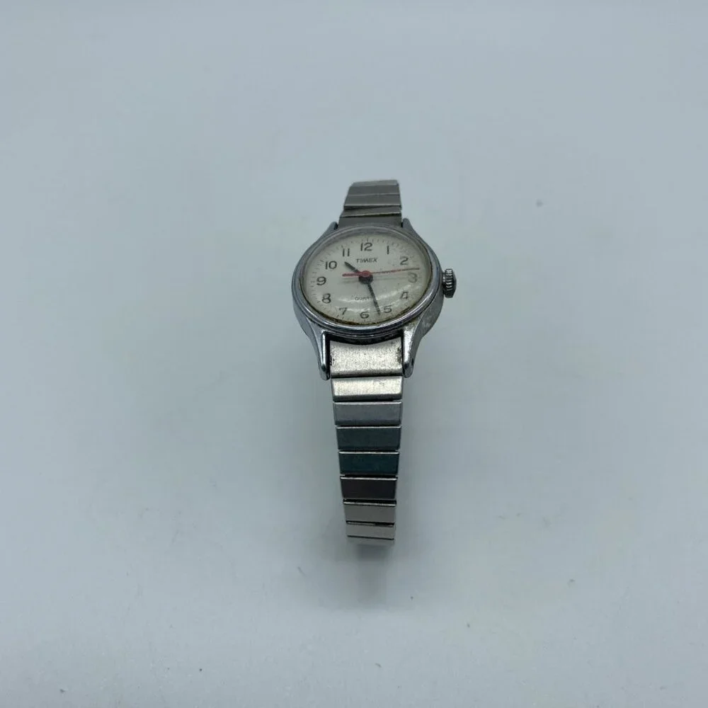 Vintage Women's Timex Q Quartz Silver Tone Bracelet Watch S Cell Water Resistant